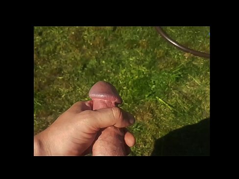 ❤️ Una guapa calenta es folla el seu cony rosa i es corre amb un esquitxat en un jardí d'estiu ❤️ Porno vk al ca.oldsex.ru ﹏